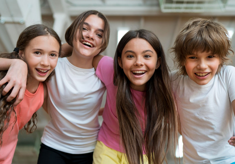 ninos-sonrientes-de-tiro-medio-en-el-gimnasio